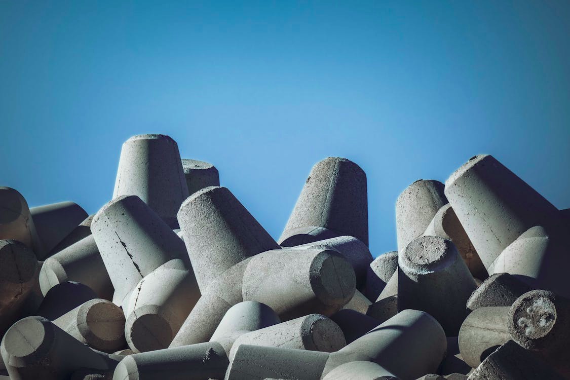 An image of concrete tetrapods used as wave breakers to prevent beach erosion. [Credits: Pexels]