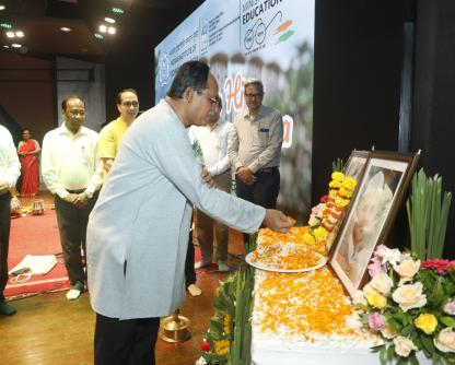 IIT Bombay Director Prof. Shireesh Kedare paying tribute to Mahatma Gandhi and Lal Bahadur Shastri on their birth anniversaries, Swachhata Pakhwada 2024